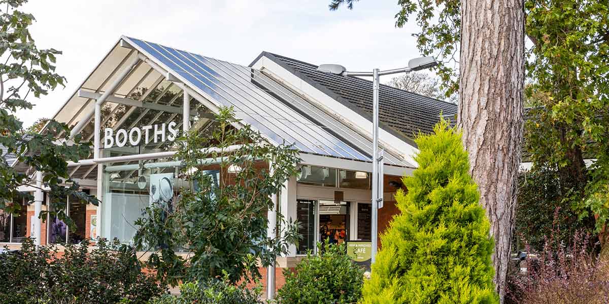 Booths, il retailer che va controcorrente